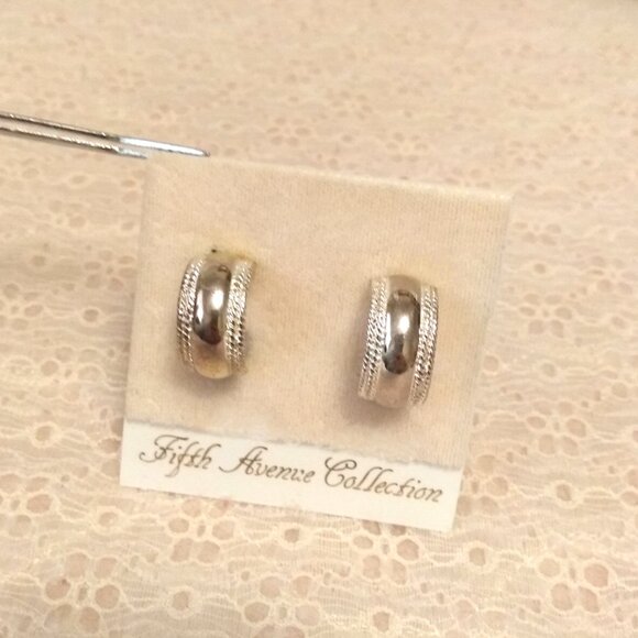 Vintage Silver Tone Earrings Non-Pierced Clip Earrings Timeless VTG Jewelry - Picture 2 of 8